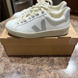 BRAND NEW!! ❤️‍🔥 Veja Urca CWL White and Silver Sneakers. Womens size 6-6.5.